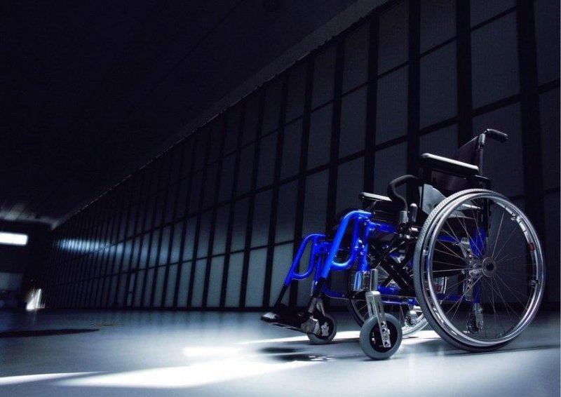 Invalidní vozík odlehčený BASIC LIGHT PLUS BLUE—Šířka sedu 51cm